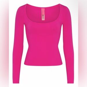 SKIMS Vintage Scoop Long Sleeve T-Shirt in Fuchsia